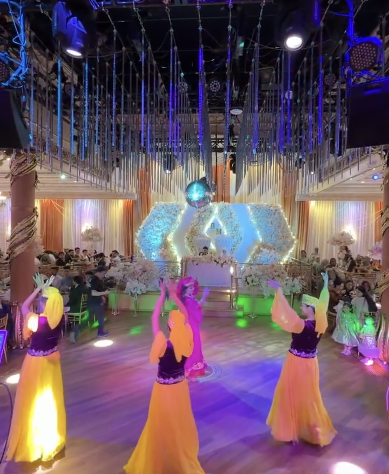 Marvarid Dance Group performing